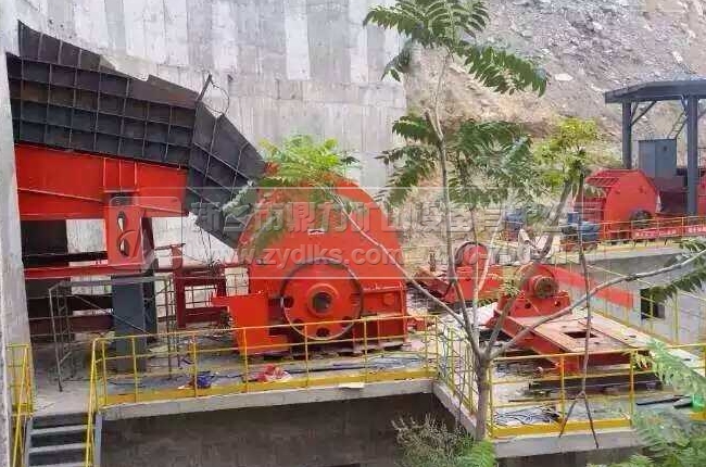 錘式破碎機(jī)在水泥廠使用現(xiàn)場