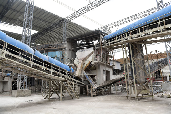 石灰石破碎生產(chǎn)線現(xiàn)場一角