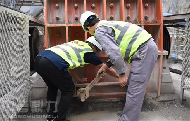 設備檢修現(xiàn)場