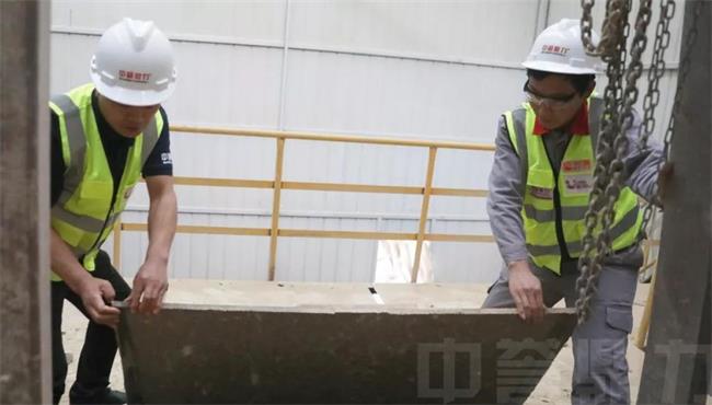 技術(shù)人員檢測生產(chǎn)線設(shè)備