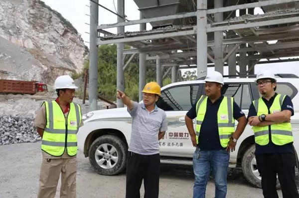 走訪團(tuán)隊與獨石山采石場總經(jīng)理唐貴祥現(xiàn)場交流