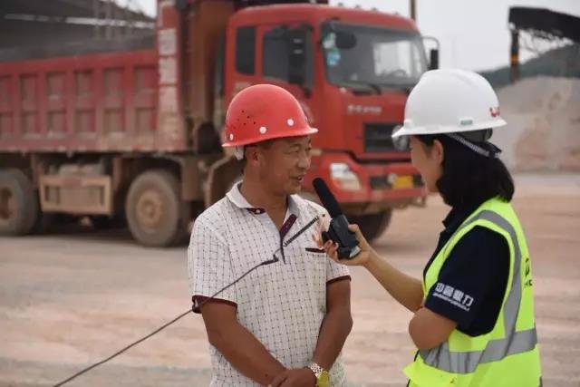 售后服務(wù)團(tuán)隊(duì)對老虎嶺采石場負(fù)責(zé)人翁總進(jìn)行采訪