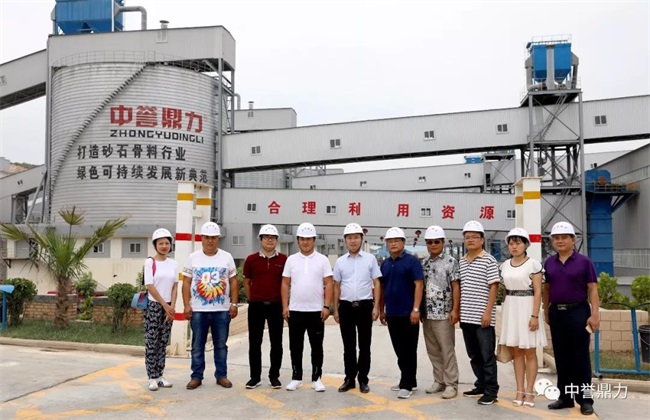 ����С���(du��)һ�к�Ӱ