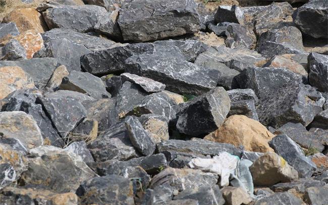 ɽ�ϵ���ʯ�^