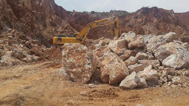 �ھ�C�����_��ɽ�ϵ�ʯ�^