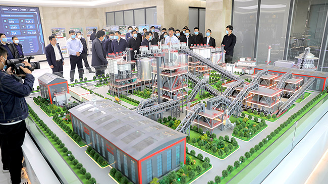 參觀中譽(yù)鼎力多位一體循環(huán)建材產(chǎn)業(yè)園沙盤